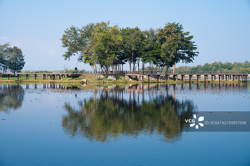 泰国帕尧省梅普姆国家公园的美丽风景。这个国家公园以其令人叹为观止的风景而闻名，风景包括郁郁葱葱的森林、起伏的山丘和宁静的湖泊。图片素材