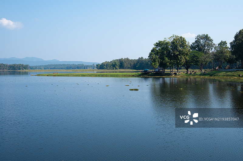 泰国帕尧省梅普恩国家公园的美丽风景。这个国家公园以其令人叹为观止的风景而闻名，风景包括郁郁葱葱的森林、起伏的山丘和宁静的湖泊。图片素材