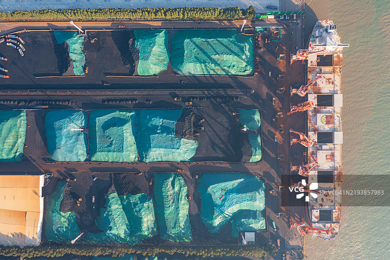 海边码头煤场及装卸煤炭的散货船图片素材