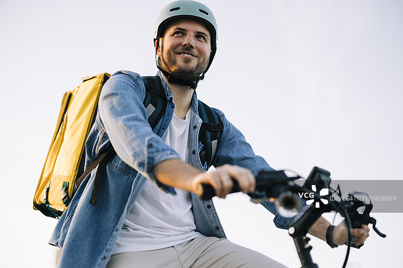 骑自行车的快递员，包裹送货服务图片素材