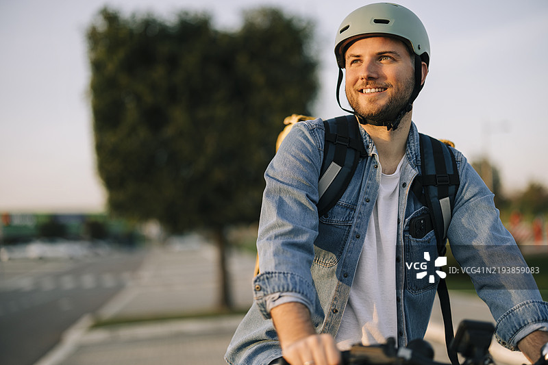 骑自行车的快递员，包裹送货服务图片素材