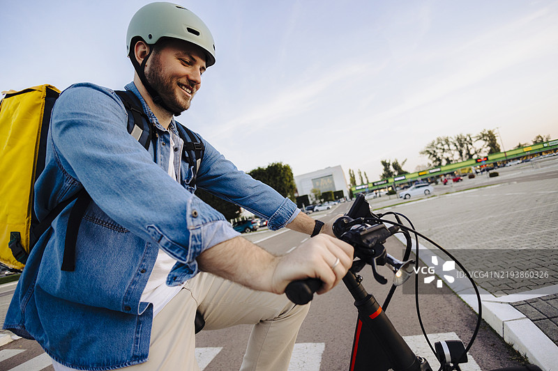 骑自行车的快递员，包裹送货服务图片素材