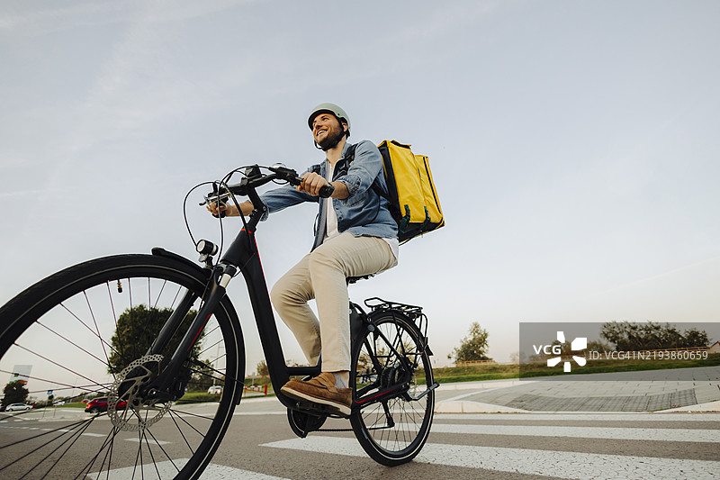 骑自行车的快递员，包裹送货服务图片素材