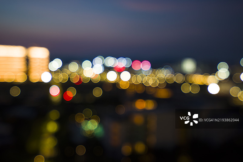 一个闪烁灯光的海滨城市图片素材