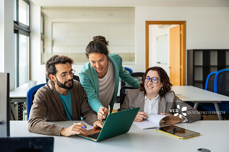 现代办公室中，商务团队在笔记本电脑上协作图片素材