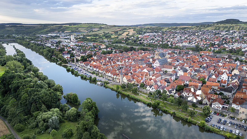 德国卡尔施塔特及美因河的全景视图图片素材