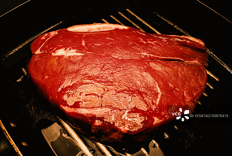 生牛排在锅中图片素材