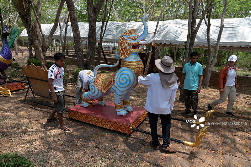皇家高棉游行开始前排成一列的花车图片素材