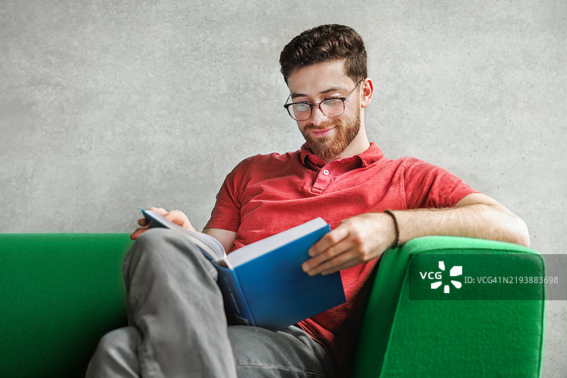 微笑的学生在图书馆享受学习间歇图片素材