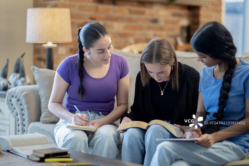 青少年圣经学习图片素材