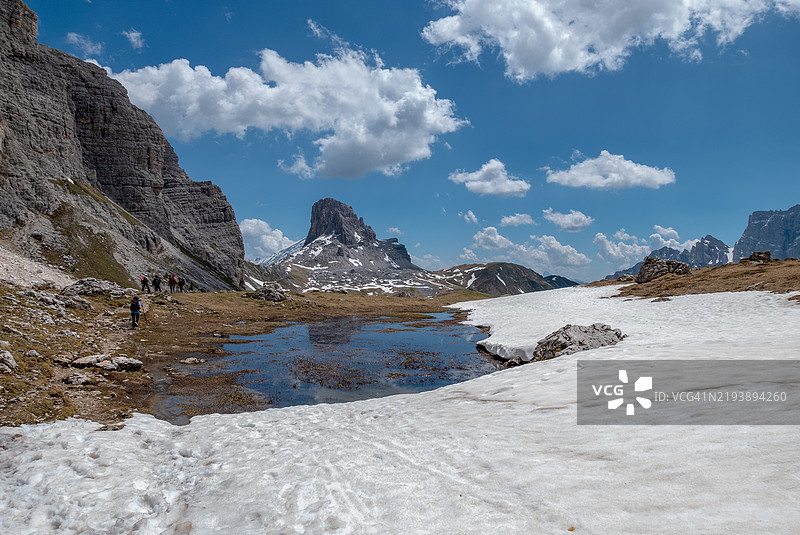 一群徒步旅行者在多洛米蒂山脉的蒙德瓦尔高原(Mondeval Plateau),圣维托迪卡多雷(San Vito di Cadore),贝卢诺(Belluno)开始徒步旅行。图片素材
