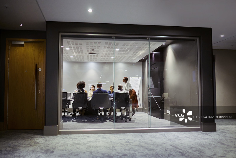 现代办公室中的团队头脑风暴图片素材