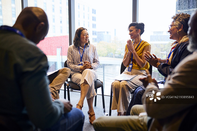 团队会议中成员围坐在一起积极讨论图片素材