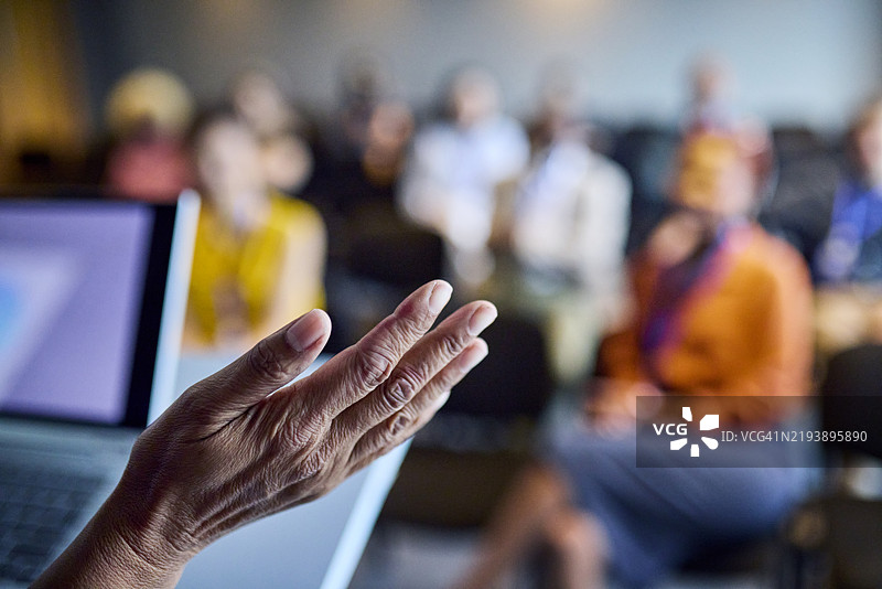 引人入胜的演示手势图片素材