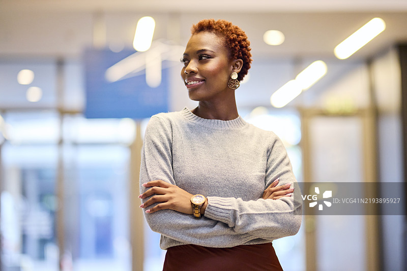 自信的职业女性侧目而视图片素材