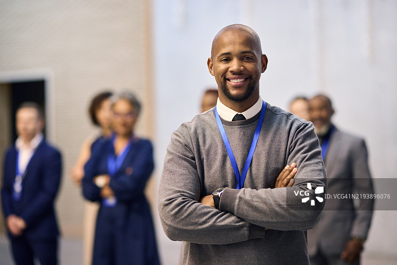 自信的领导者在会议上图片素材