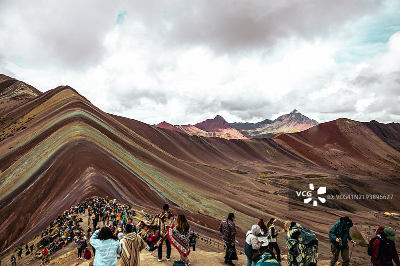人们在秘鲁的维尼昆卡彩虹山徒步旅行，这一自然遗迹面临游客过度开发的风险。图片素材