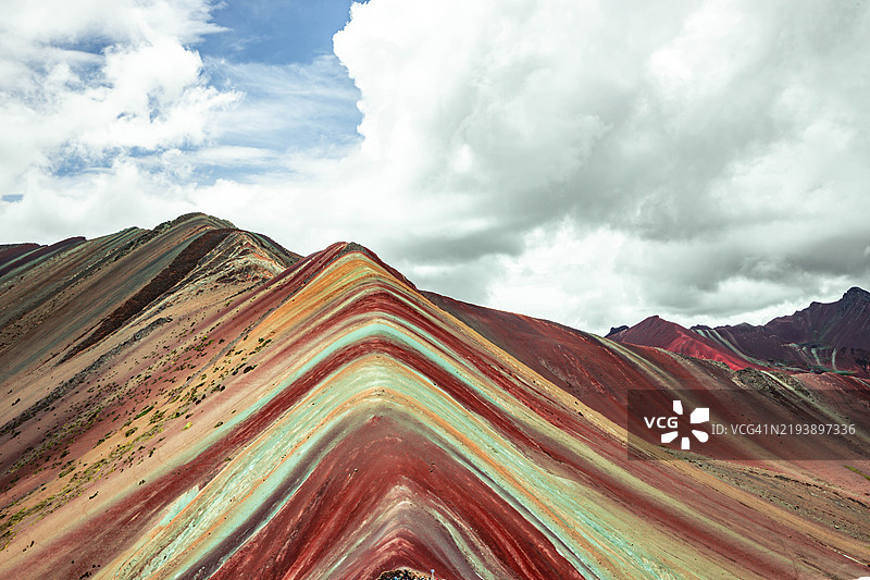 秘鲁的维尼昆卡彩虹山，拥有独特的多彩矿物层。图片素材