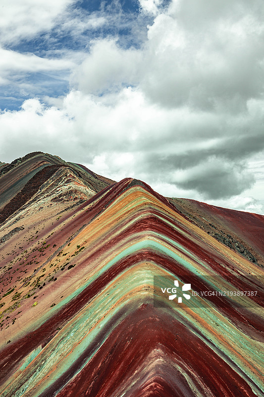 秘鲁色彩斑斓的维尼昆卡彩虹山，独特的矿物层次。图片素材