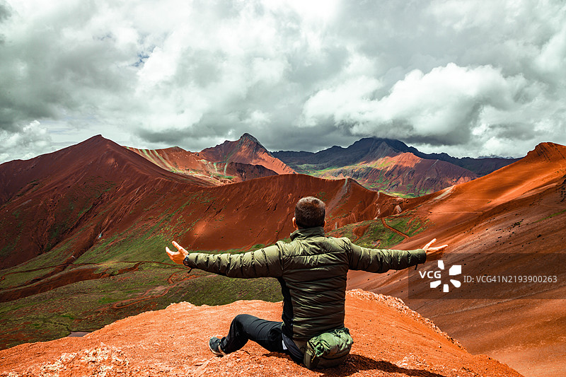 男子在秘鲁徒步旅行时被红色山谷的美景所惊艳图片素材