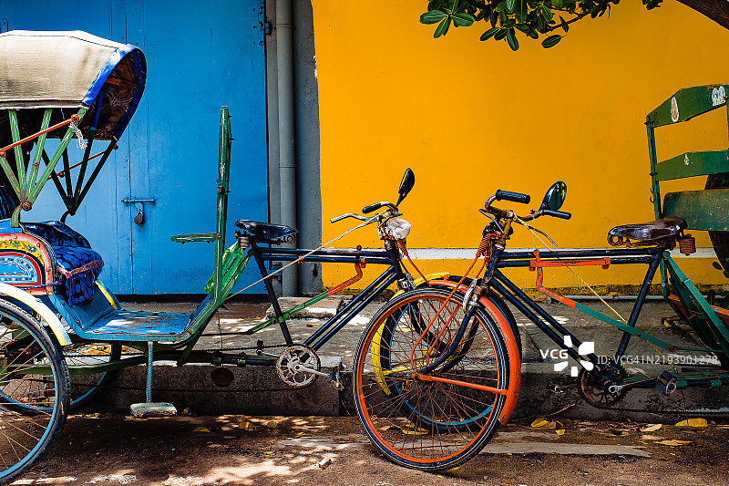 本地人骑行的自行车人力车在本地的法式区图片素材