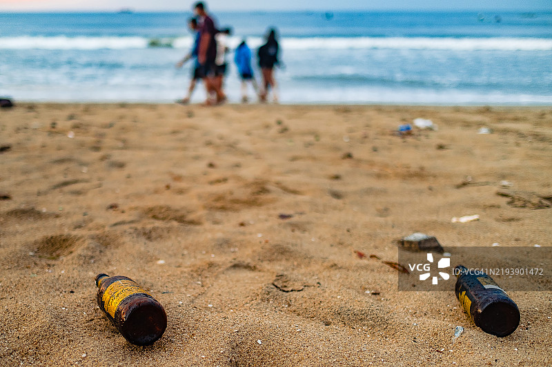 宁静海滩上的垃圾图片素材