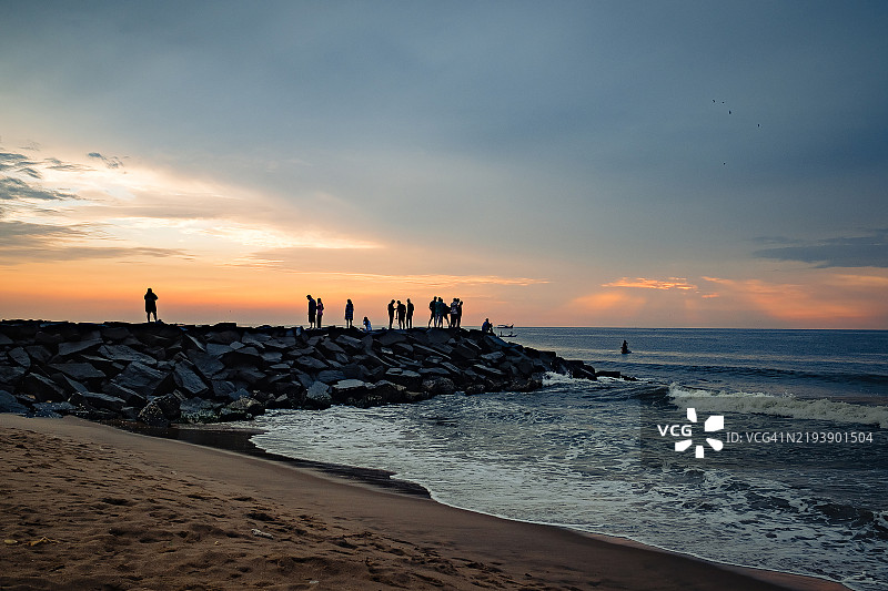 宁静海滩的日出图片素材