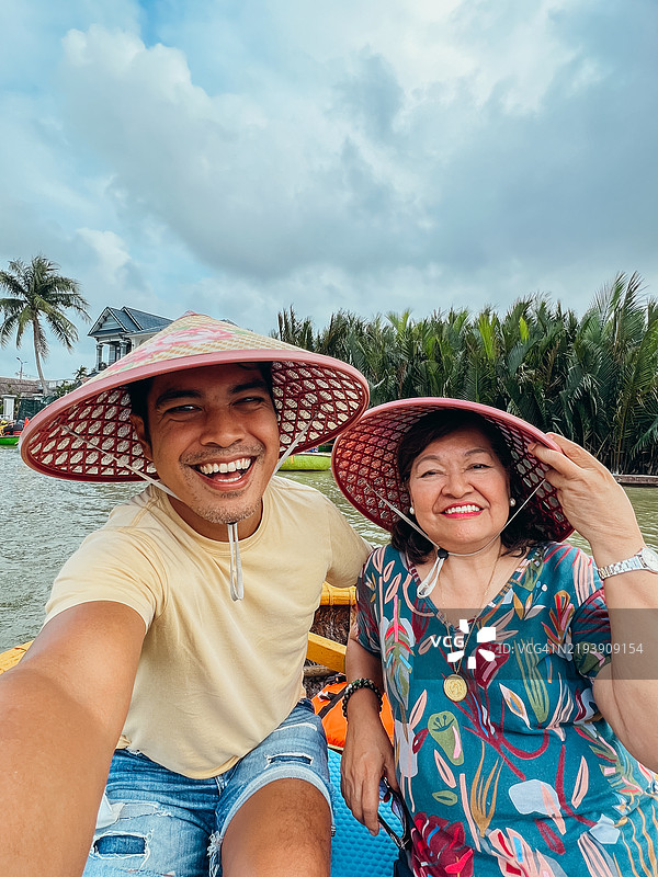 母亲和儿子享受热带船游图片素材