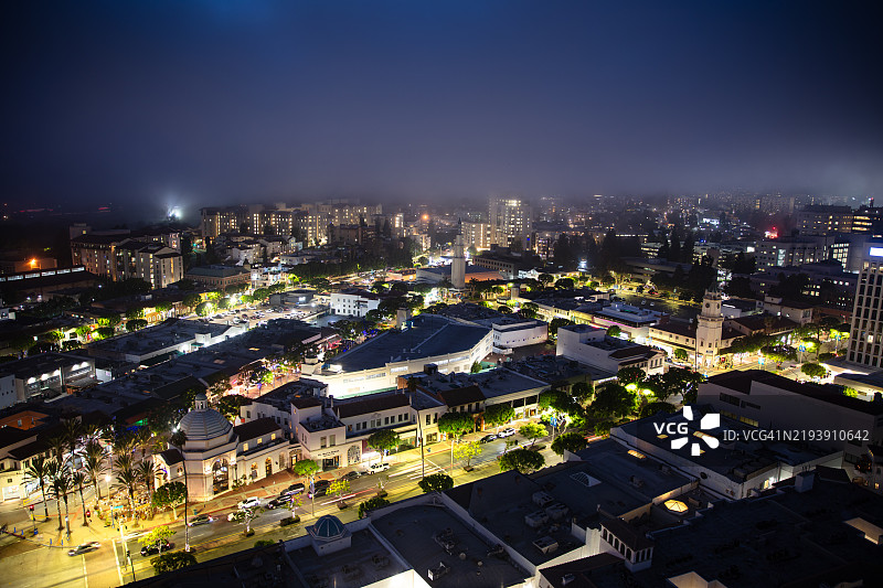 黄昏时分洛杉矶西伍德村的无人机视角图片素材