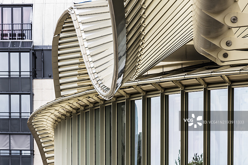 新乐哈购物中心的弯曲巨型玻璃屋顶细节图片素材