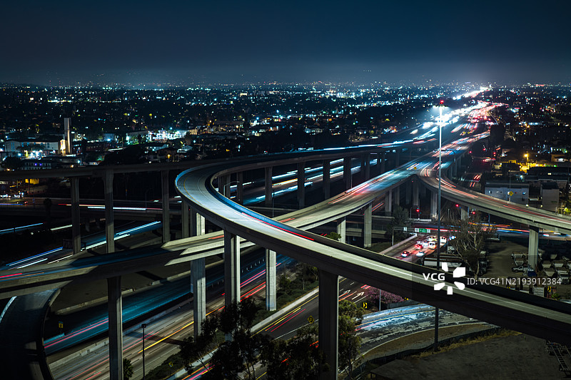洛杉矶秋夜的高速公路立交桥鸟瞰图图片素材