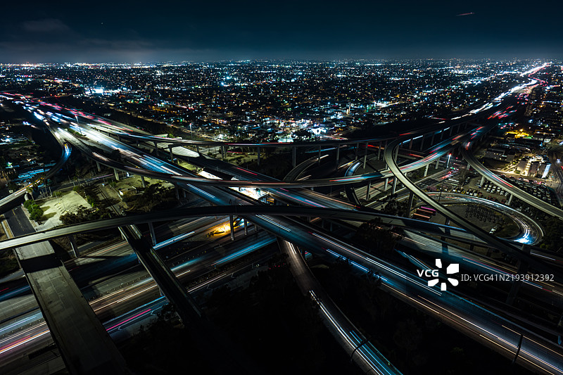 洛杉矶加州清晰夜空下的高速公路立交桥鸟瞰图图片素材
