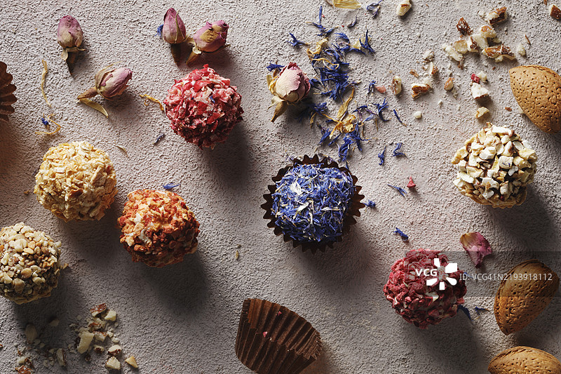 巧克力松露配干花瓣和杏仁图片素材