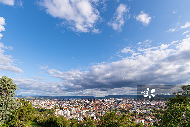 法国奥弗涅克莱蒙费朗的城市风景与克莱蒙费朗大教堂图片素材