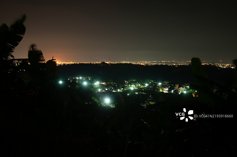从山丘俯瞰三宝垄市的夜景，远处的灯光闪烁。图片素材