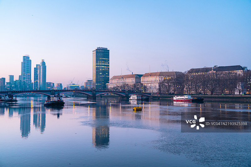 伦敦泰晤士河上清晨的沃克斯霍尔桥倒影图片素材
