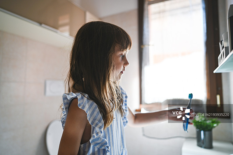 女孩在刷牙图片素材
