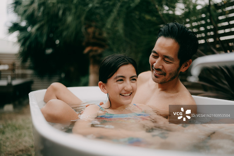 快乐的小女孩和她的父亲在浴缸里图片素材