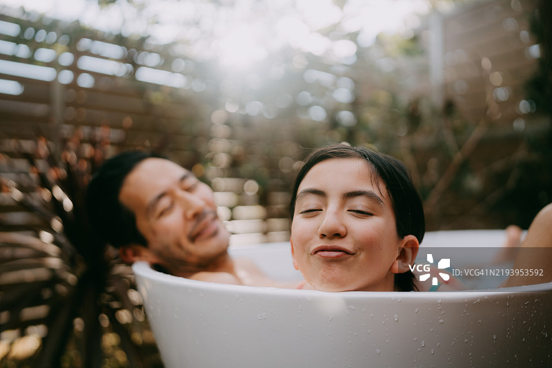 快乐的小女孩和她的父亲在浴缸里图片素材