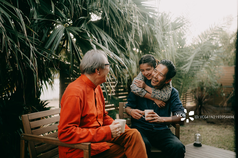 快乐的三代同堂家庭在露台上图片素材