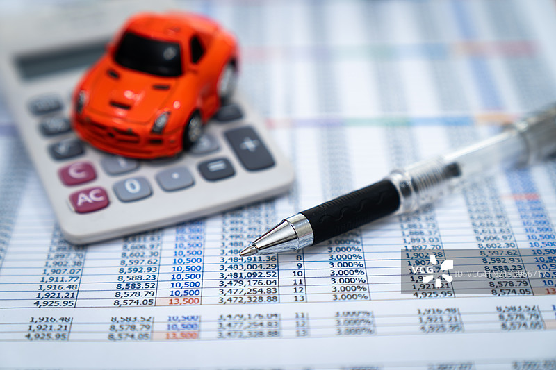 汽车广告，汽车销售，汽车与保险概念图片素材