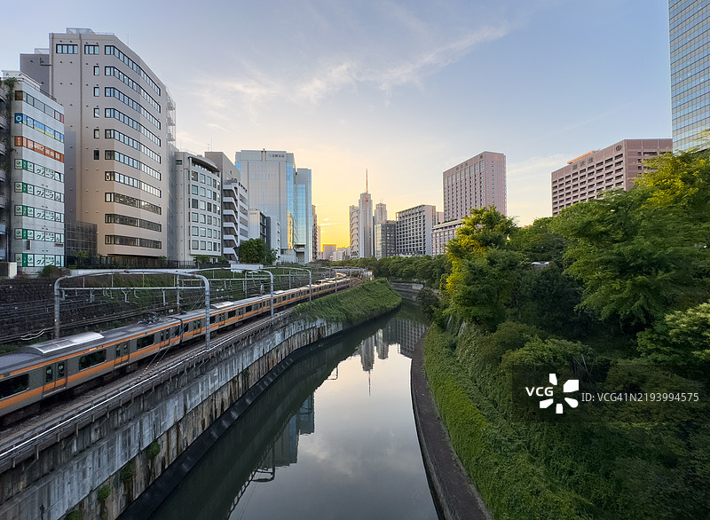 神田川与中央线列车图片素材