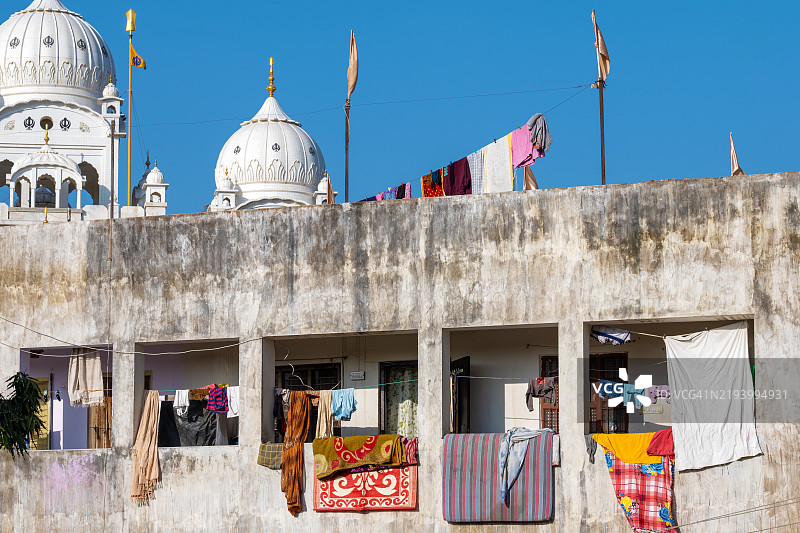 普什卡墙外晾晒的衣物图片素材
