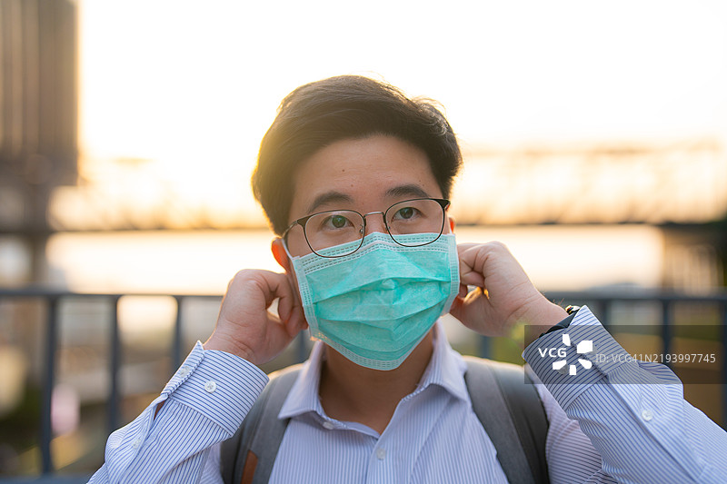 口罩是减少PM2.5有毒灰尘的有效方法。图片素材