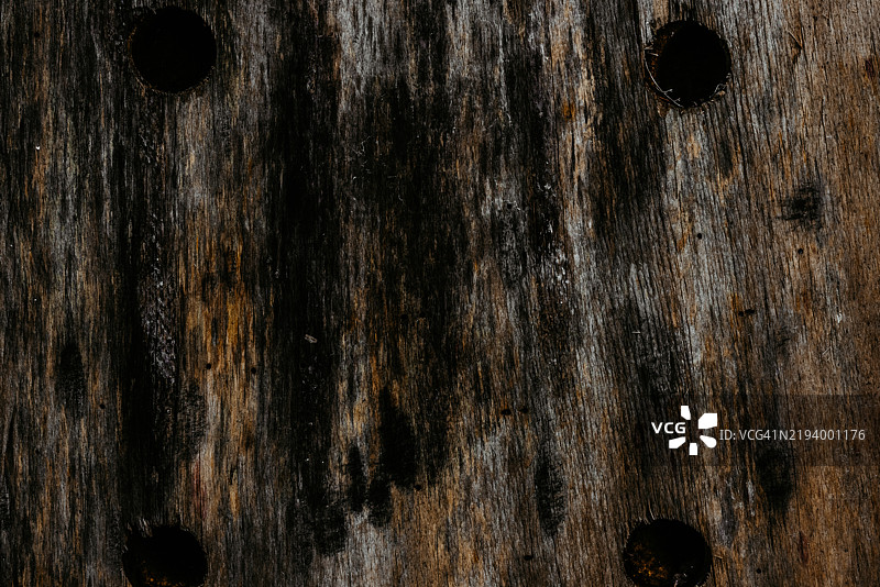 剥落油漆和风化纹理的受损木质表面特写图片素材