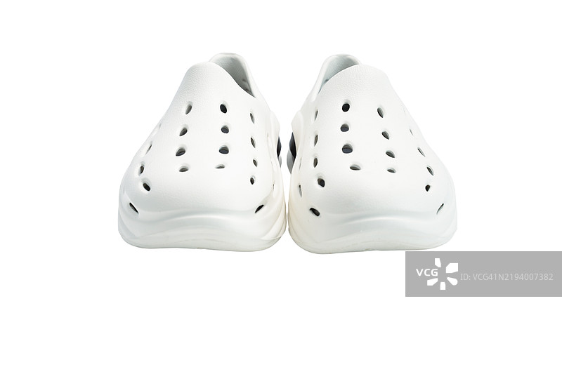 两双带黑点的白色洞洞鞋图片素材
