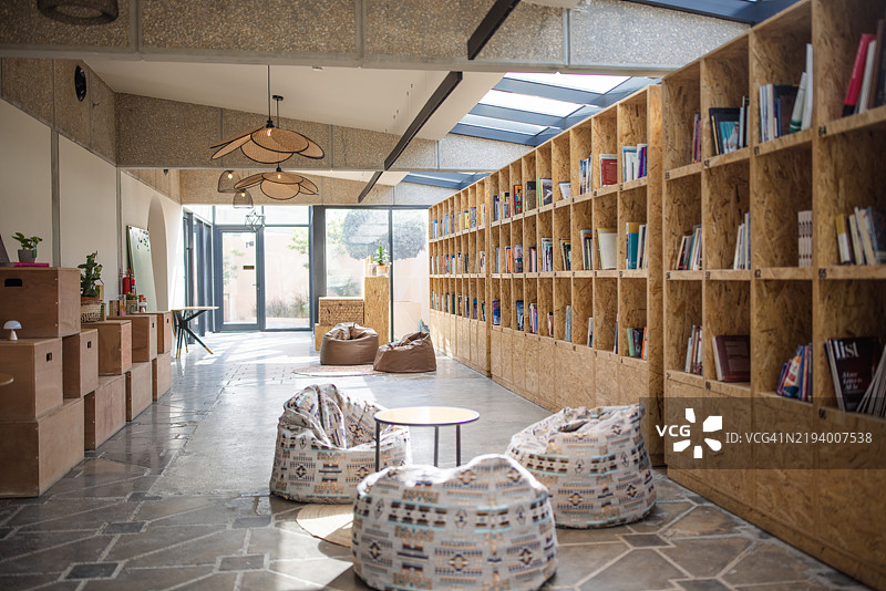 开放的图书馆，配有豆袋椅和书架图片素材