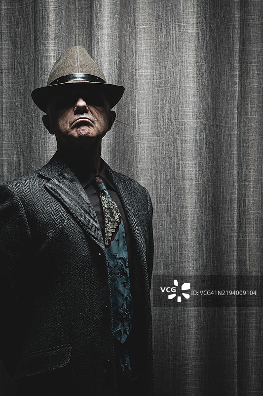 黑手党首领站在窗帘前图片素材