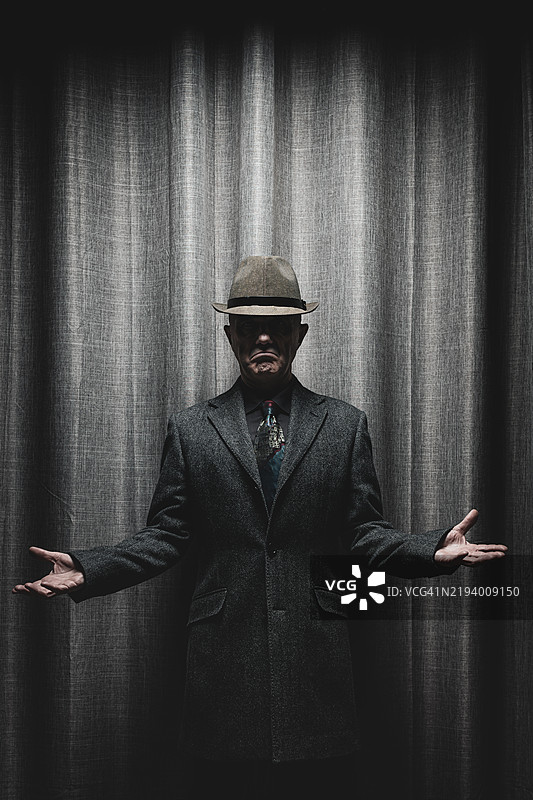 一个阴郁的商人用威胁的表情看着镜头图片素材