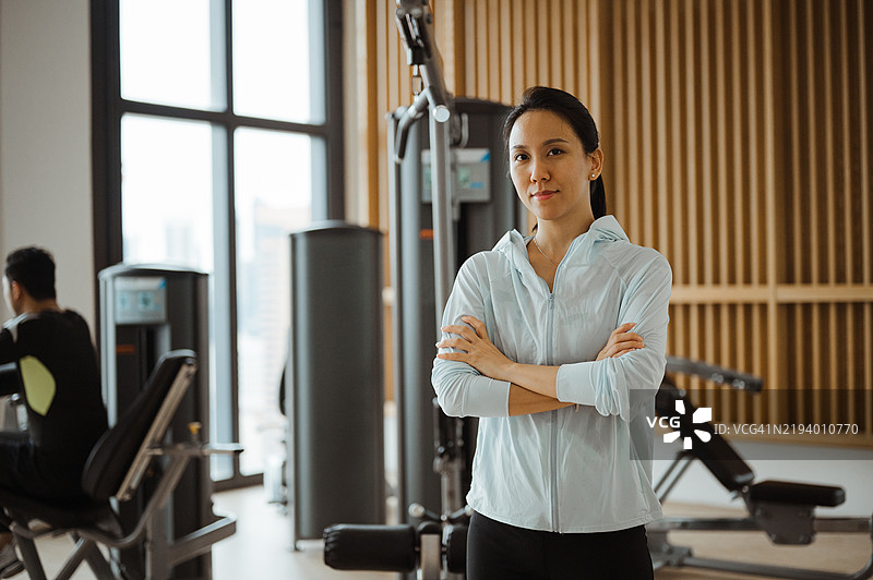 健身房内的亚洲女性肖像。图片素材